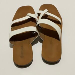 Wild Diva White Lounge Sandals/Flip Flops Size 8